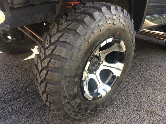 マキシス マッドトレパドール 37×12.50-16LT 飛び立っ