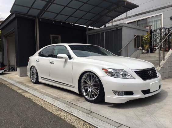 LS460SZのホイール交換＆エアサスコントローラ取付♬︎ | D