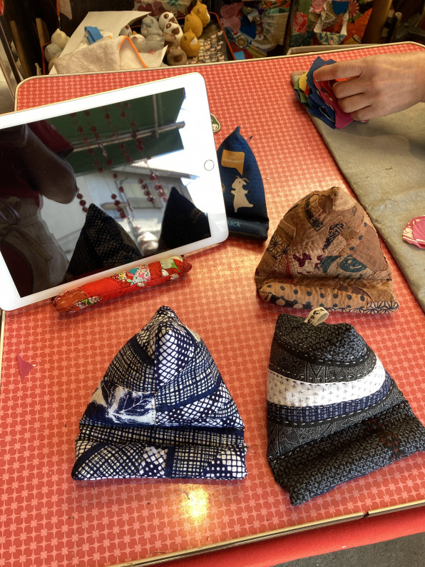 端切れの布で スマホスタンド 調布深大寺だるチャン 端切れの布で スマホスタンド 調布深大寺だるチャン