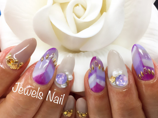 洋服が地味カラーな分 ネイルはカラフルに Jewels Nail