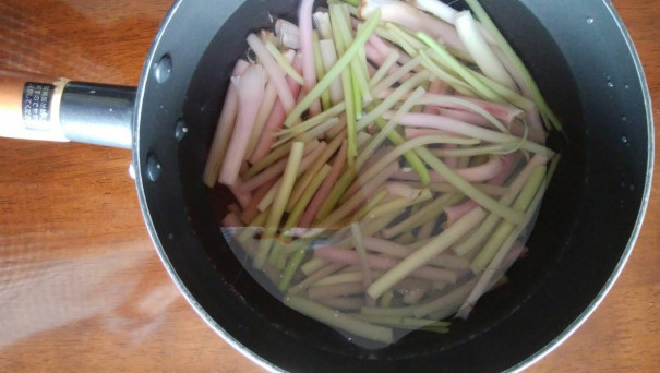 つわぶきの新芽 木下さんの山菜レシピ 一級建築士事務所 Hifumiarchitects ﾋ ﾌ ﾐ ｱ ｰ ｷ ﾃ ｸ ﾂ