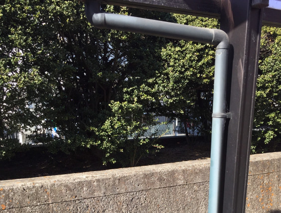 カーポートの樋 とい トユ 修理in岸和田 泉 州 岸和田市のガラス サッシ屋 Oneスタイルの 仕事と 釣りと サーフィンと 色々と