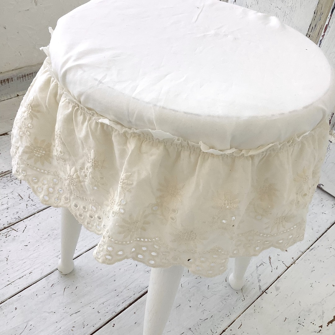 花柄のシャビーシックなフリル付きスツール | フレンチカントリー家具
