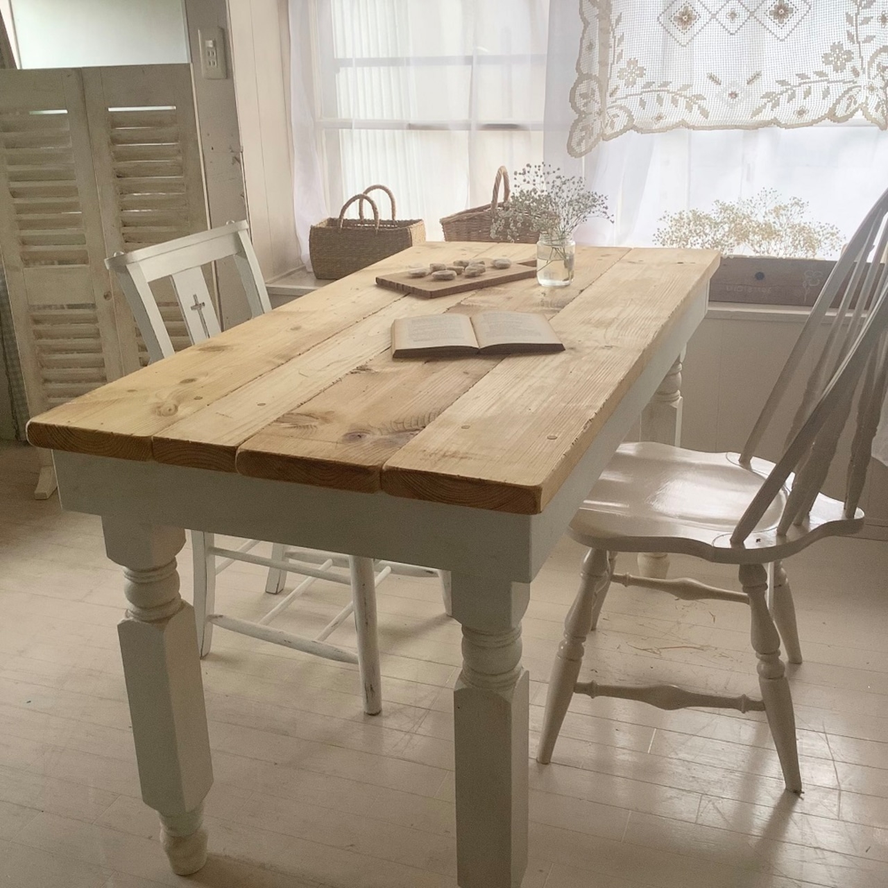 farmhouse table | フレンチカントリー家具とフラワーリースの
