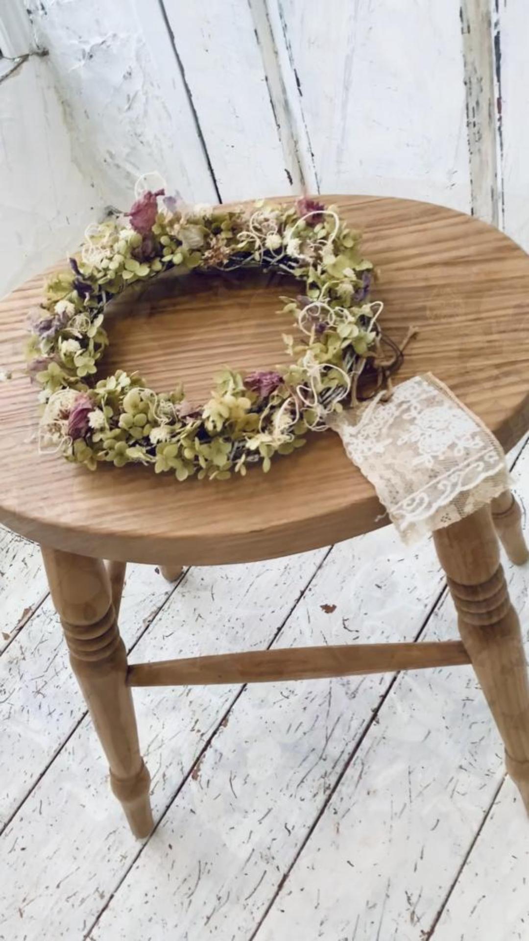 アナベルのリースフラワーとナチュラルブラウンのスツール | フレンチ