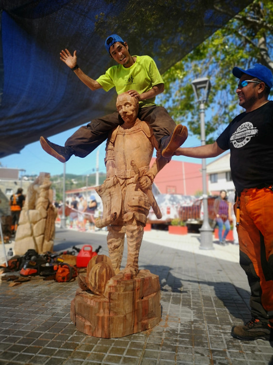 チリカービングツアー Chainsaw Carving Taka