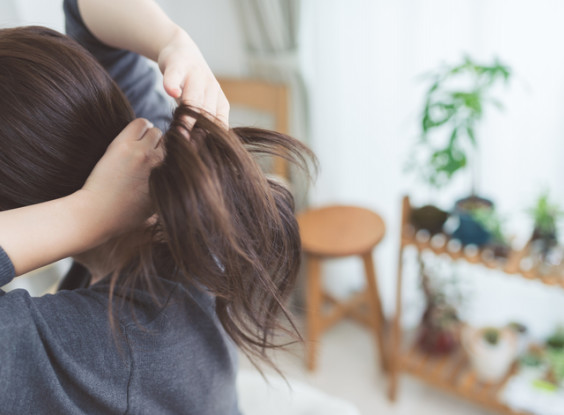 髪 傷んでる キューティクルがダメージを受ける原因と対処法 Honey Plus ハニープラス 生ハチミツシャンプー