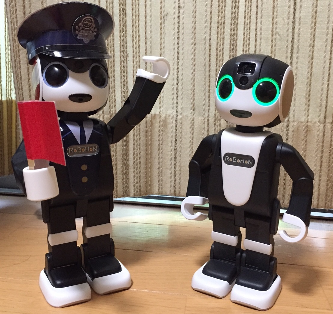 ロボホンがコスプレ!? 羽田空港国際線ターミナルでペーパークラフト