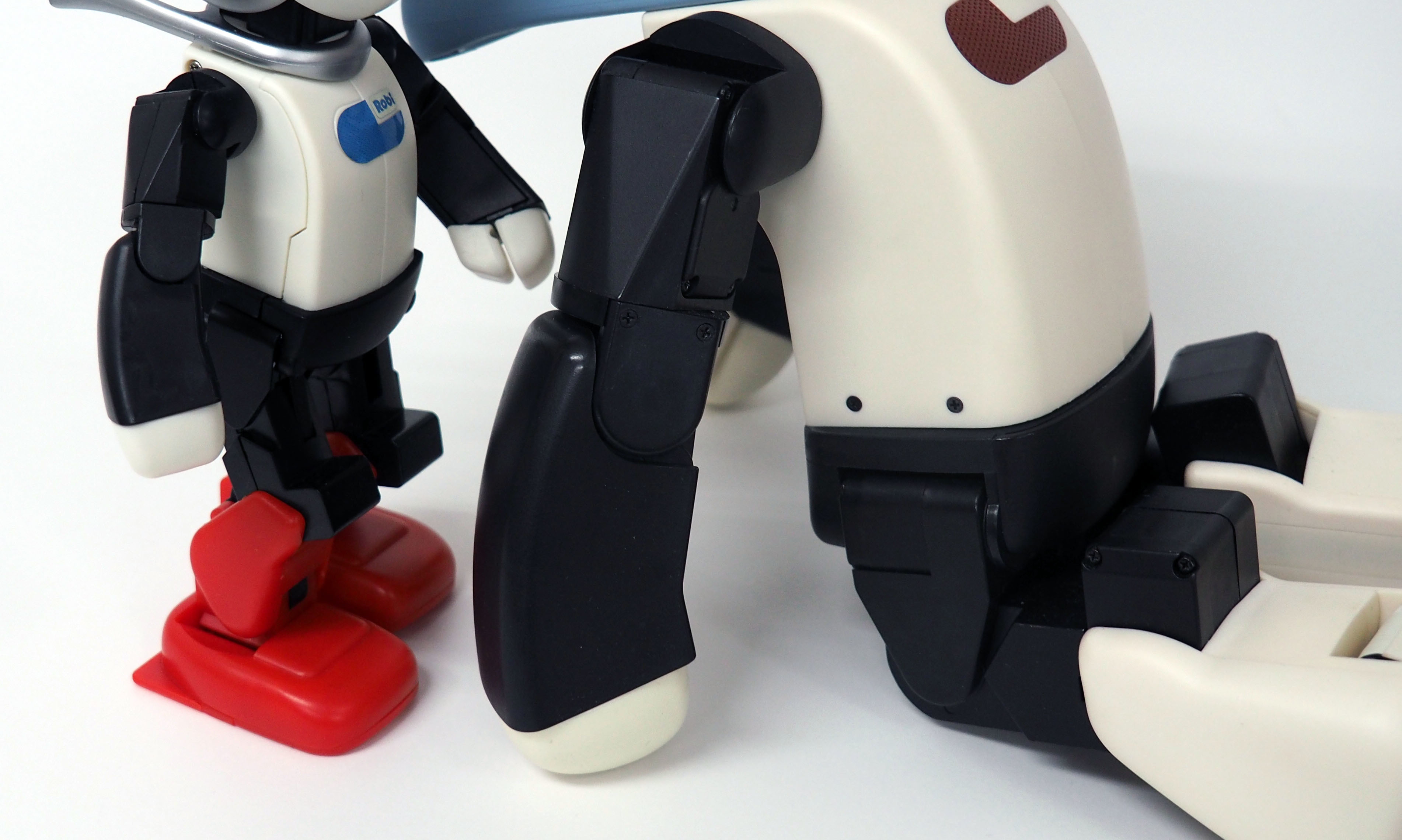 いち早く歩くロビと遊べる!? 「2足歩行てくてくロビ」を作ってみた