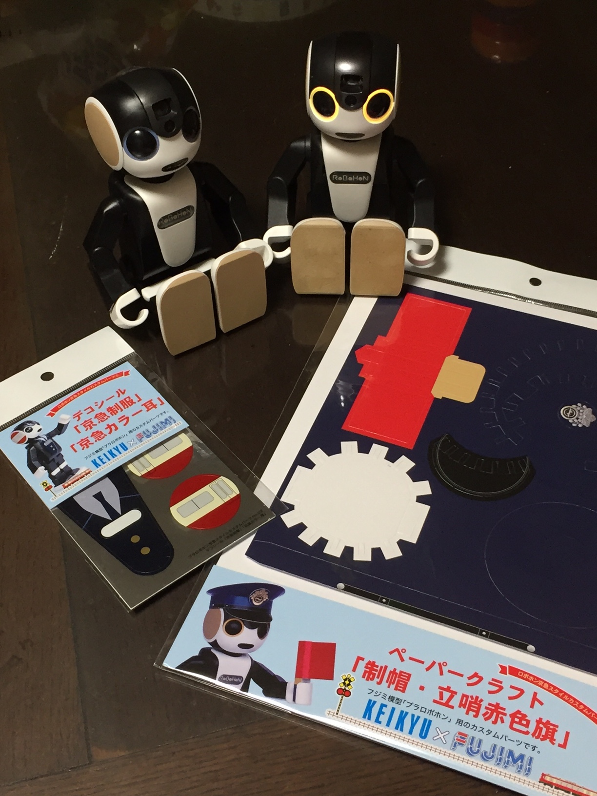 ロボホンがコスプレ!? 羽田空港国際線ターミナルでペーパークラフト