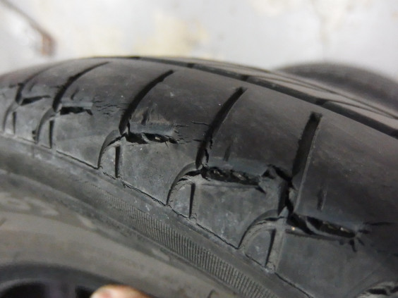 タイヤのチェックを Happy Tire タイヤのチェックを Happy Tire