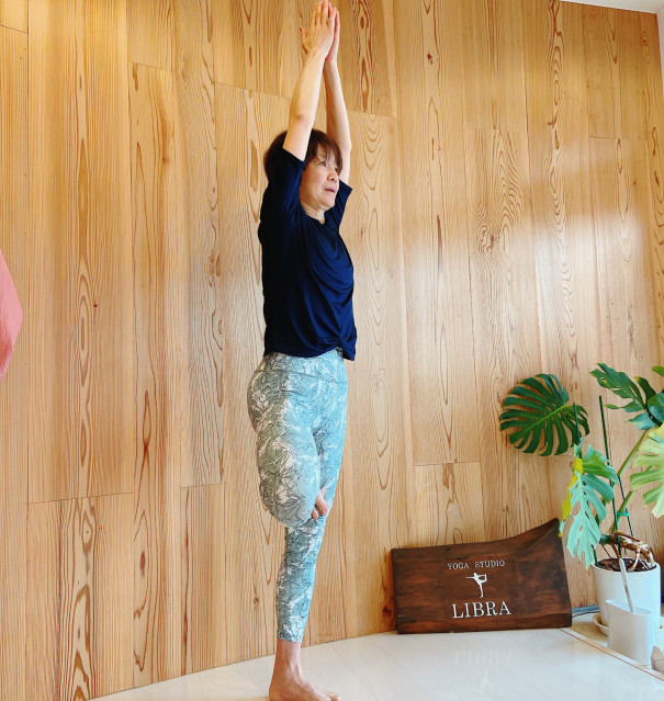 New Wearで立木のポーズを 金沢市にある少人数制yoga Studio Libra ヨガスタジオ リブラ