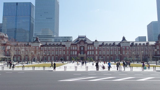 東京駅 丸の内中央口 風に吹かれて