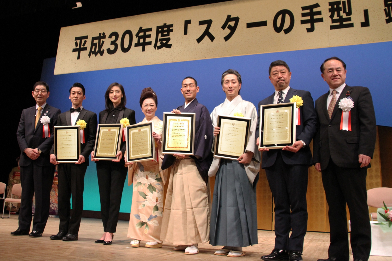 天海祐希 大月みやこ 中村勘九郎 中村七之助が スターの手型顕彰式 に登場 K Triangle オフィシャルサイト