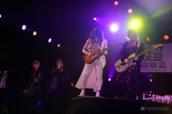 ゴールデンボンバーがglay風 の姿で登場 ニコニコ超会議 19 で見せたゴールデンボンバー流のリスペクト K Triangle オフィシャルサイト