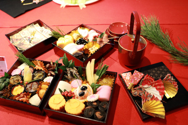 ローソンストア100が 100円おせち を販売 インスタ映え おせち バブリーおせち が平成最後のおせちを彩る K Triangle オフィシャルサイト