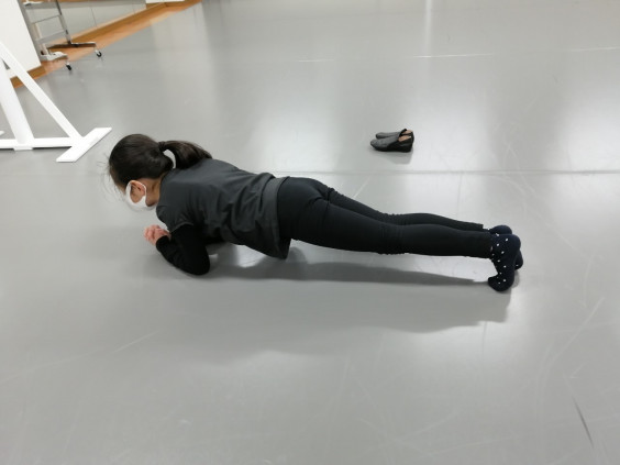 ジャズダンス ジャズダンス キッズクラス12 17 木 ビギナークラス12 18 金 のレッスンの様子です ミュージカルボーカルレッスンパティーナ