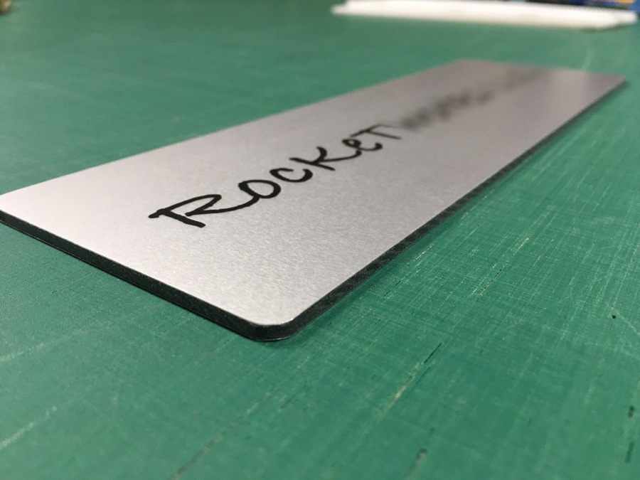 アルミ複合板レーザー彫刻の覚書 | 福岡のレーザー加工 セリグラフィ