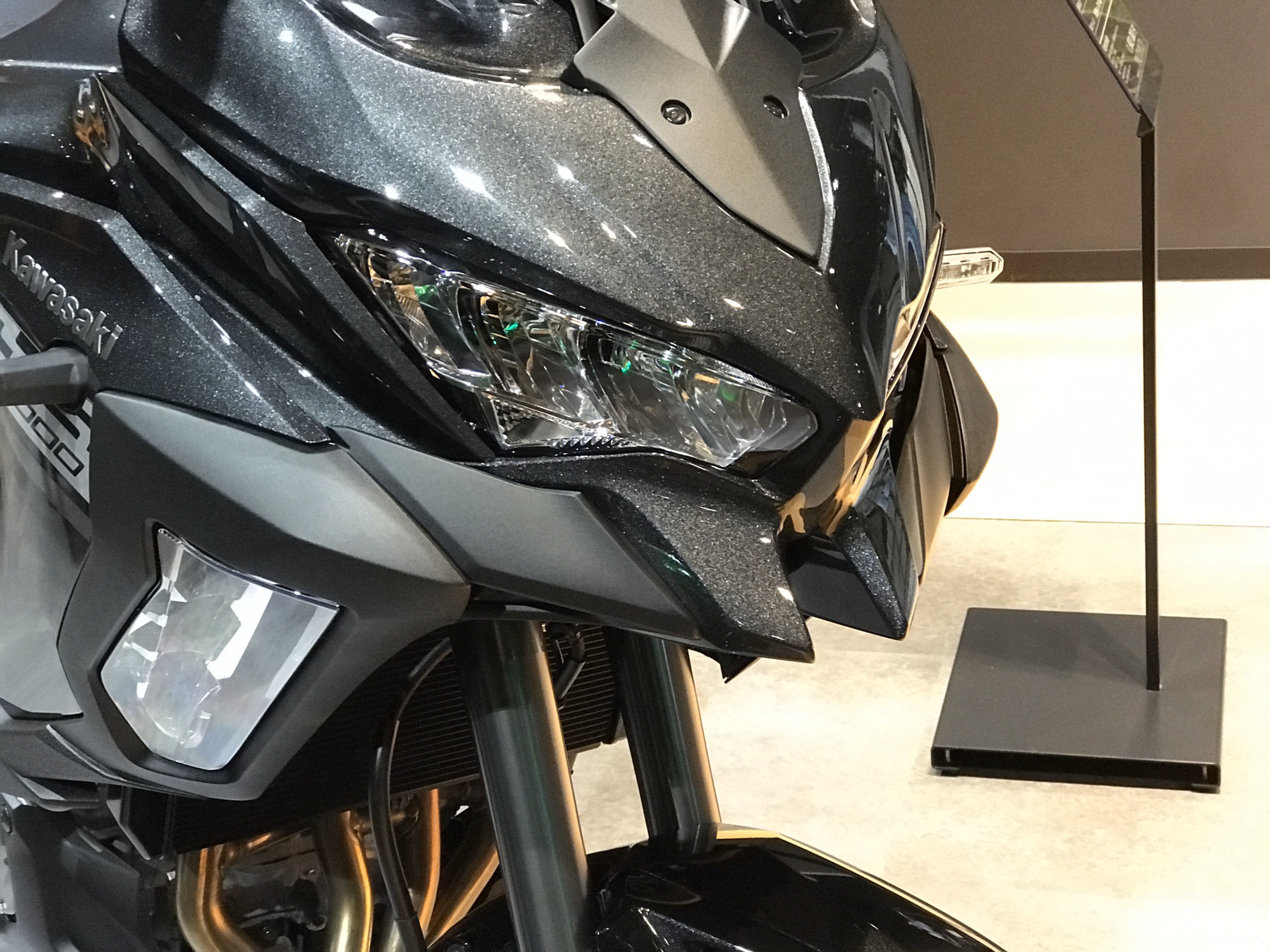 今はバイクもLEDヘッドライトが主流です。 | バイクライフを