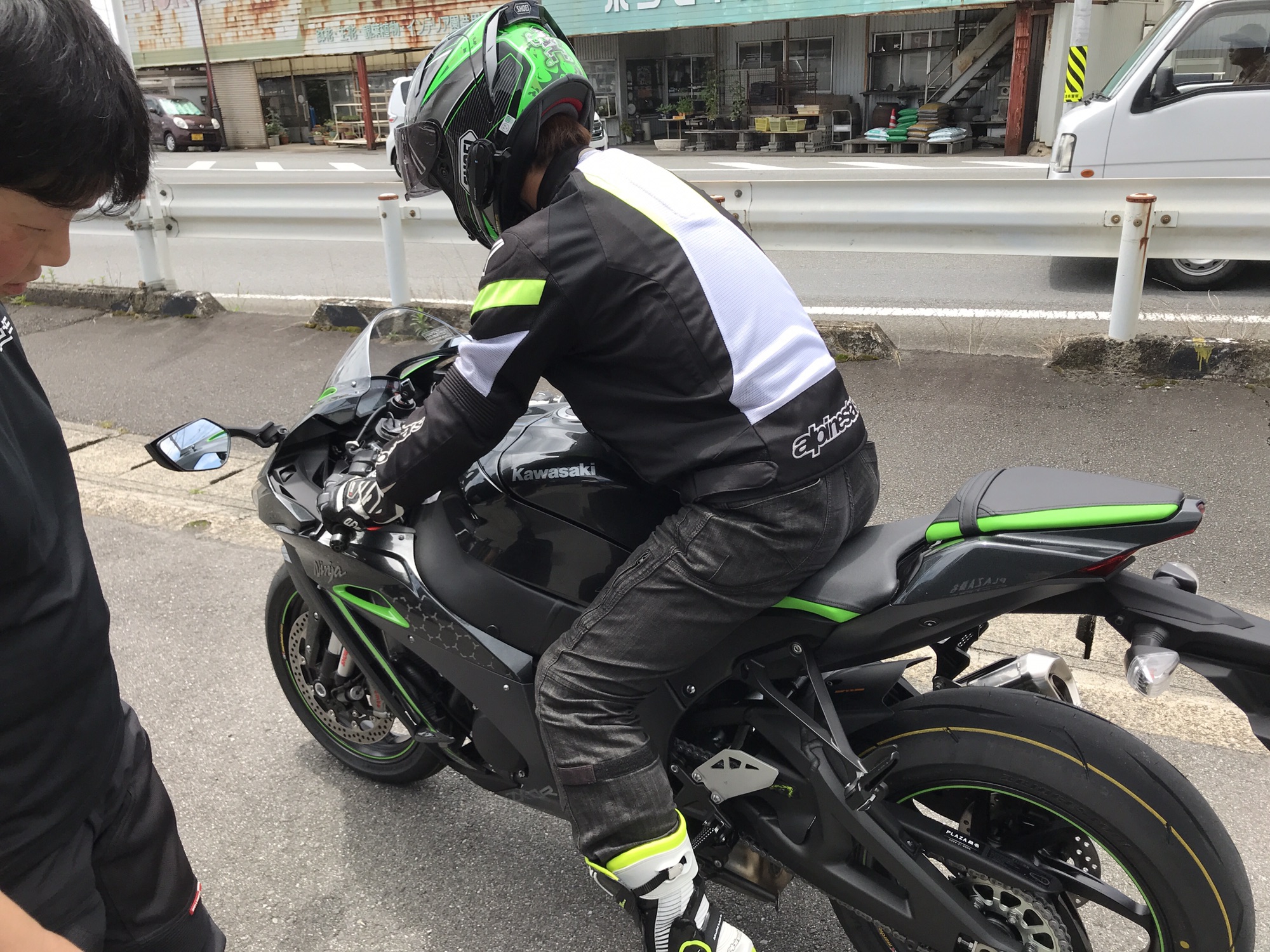 バイク乗り カワサキ「ニンジャZX-25R」はツーリングも楽しめるバイクなのか