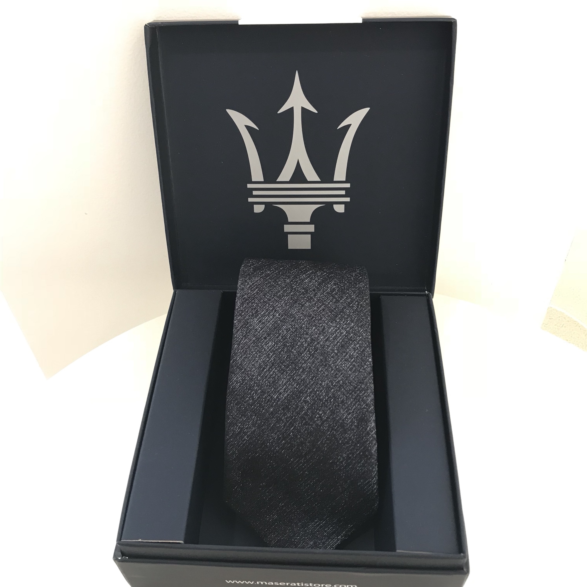 送料無料 未使用品 マセラティ MASERATI 純正 ネクタイ アジュールチェック ブルー地 トライデント ロゴ 本革キーホルダー付 シルク100% 2025年最新マセラティ ネクタイ の人気アイテム - メルカリ