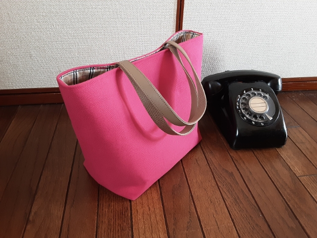 ショッキングピンクのトートバッグ | hoshinohito Ownd