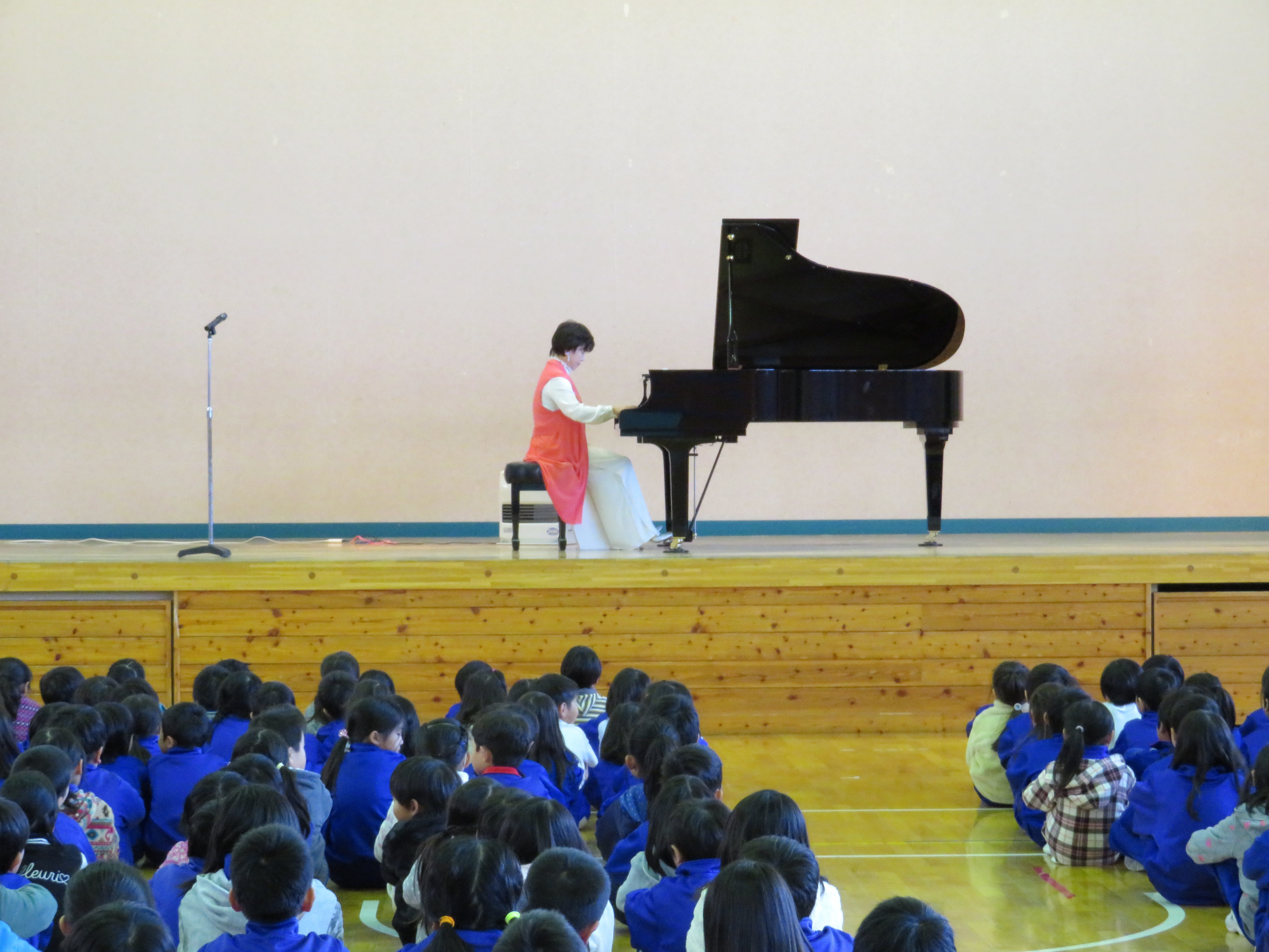 上田市立東小学校にて しなの音の輪