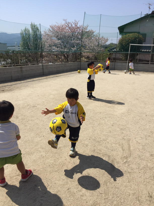 良い天気の中で 4月8日 月 風の谷スクール リベルタサッカースクール福岡 福岡市中央区 博多区 西区 早良区 城南区 南区 東区 福岡市近郊の園児 小学生 中学生 大人のサッカースクール