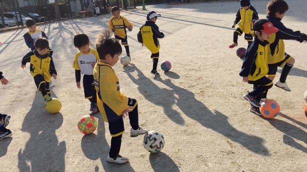 ボールタッチから頑張るぞ リベルタサッカースクール福岡 福岡市中央区 博多区 西区 早良区 城南区 南区 東区 福岡市近郊の園児 小学生 中学生 大人のサッカースクール