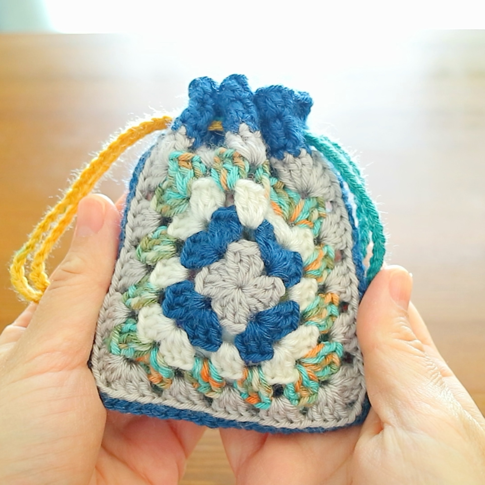 グラニースクエアの巾着ポーチ | mochida akari