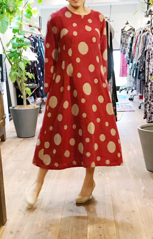 赤色水玉ワンピース Interlineaire