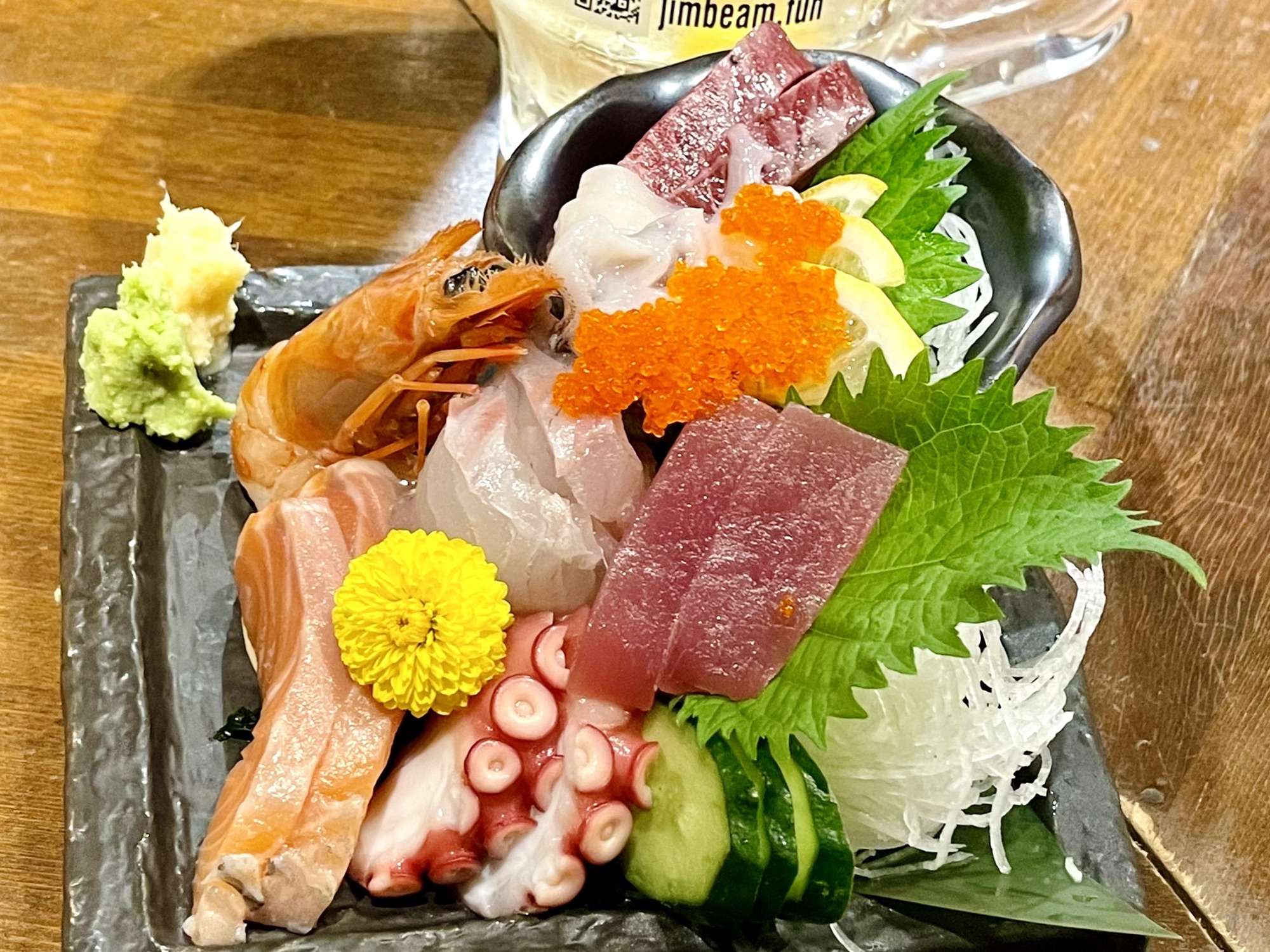 栄 美味しい海鮮料理に出会える立ち飲み居酒屋 魚椿栄店 でメガ乾杯しながら満足度１２０ 間違えなしと言わせた刺身５種盛りを 名古屋発 街とりっぷマガジン Pon Po ポンポ