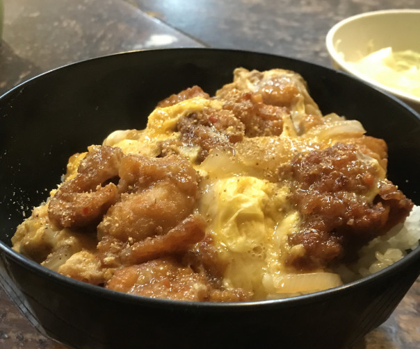 宇治山田 伊勢市のソウルフード まんぷく食堂 のからあげ丼 名古屋発 街とりっぷマガジン Pon Po ポンポ