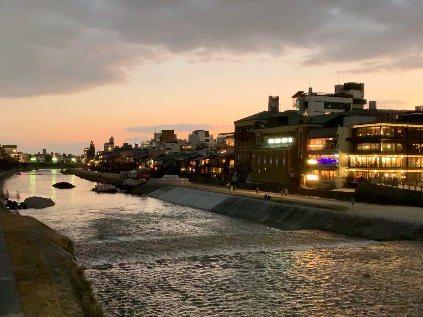 京都 夕焼けに照らされた鴨川は良き素晴らしい絶景さを感じた私 名古屋発 街とりっぷマガジン Pon Po ポンポ