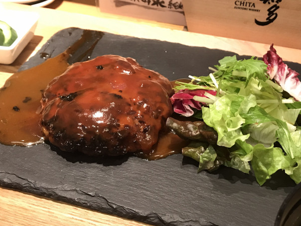 名古屋駅 板バ酒バ魚 で 神戸牛１００ 使用 １０００円ハンバーグ定食 を味わう 名古屋発 街とりっぷマガジン Pon Po ポンポ