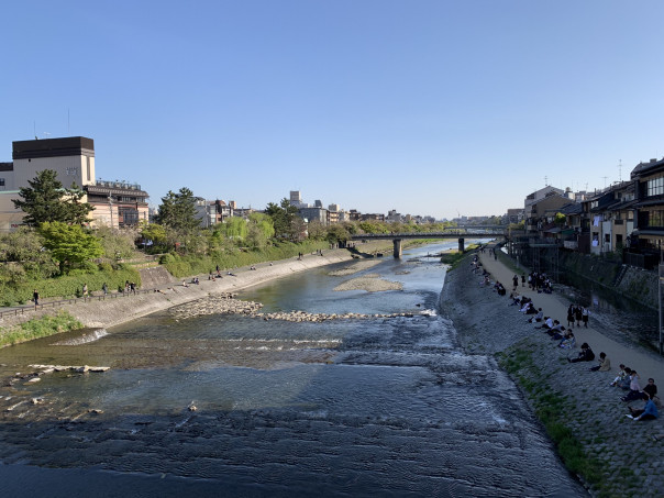 京都 四条大橋から三条大橋まで街中に流れる 鴨川 を眺望しながら歩く 名古屋発 街とりっぷマガジン Pon Po ポンポ