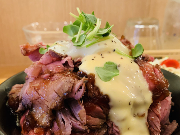 新栄 ｃｂｃそば お肉食堂にくきゅう で ローストビーフ丼 を味わう 名古屋発 街とりっぷマガジン Pon Po ポンポ