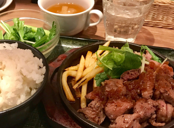 名古屋駅 羊肉酒場０ １９チカマチラウンジ店 の名物 鉄板ｗラムステーキをランチセットでいただく 名古屋 発 街とりっぷマガジン Pon Po ポンポ