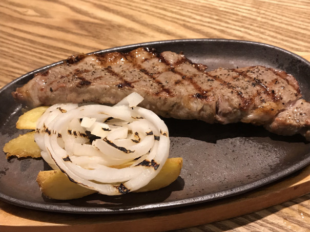 北新地 大阪 クアトロゴブ 大阪駅前第一ビル１階にある肉 ワインのバルで名物サーロインステーキを 名古屋を中心とした街とりっぷマガジン Pon Po ポンポ