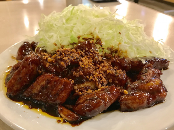 四日市 近鉄四日市駅近く 東京おぎくぼラーメンのお店 ゑびすや四日市本店 で味わえるとんてき 名古屋発 街とりっぷマガジン Pon Po ポンポ