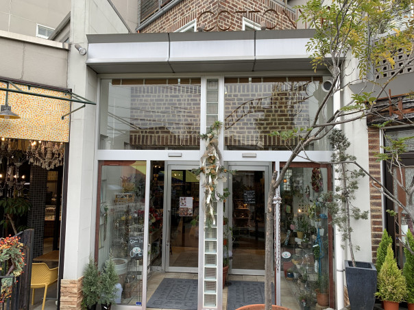 植田 フラワーショップも併設したシックなお洒落さをしたカフェのお店 カトニー本店 へ 名古屋発 街とりっぷマガジン Pon Po ポンポ