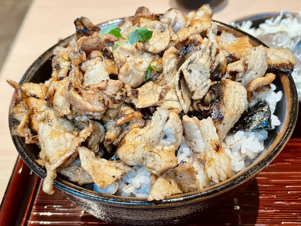 伏見 炭火焼き豚が味わえる豚肉料理 豚郎伏見店 で味わったランチメニューは豚カルビ丼定食で 名古屋発 街とりっぷマガジン Pon Po ポンポ