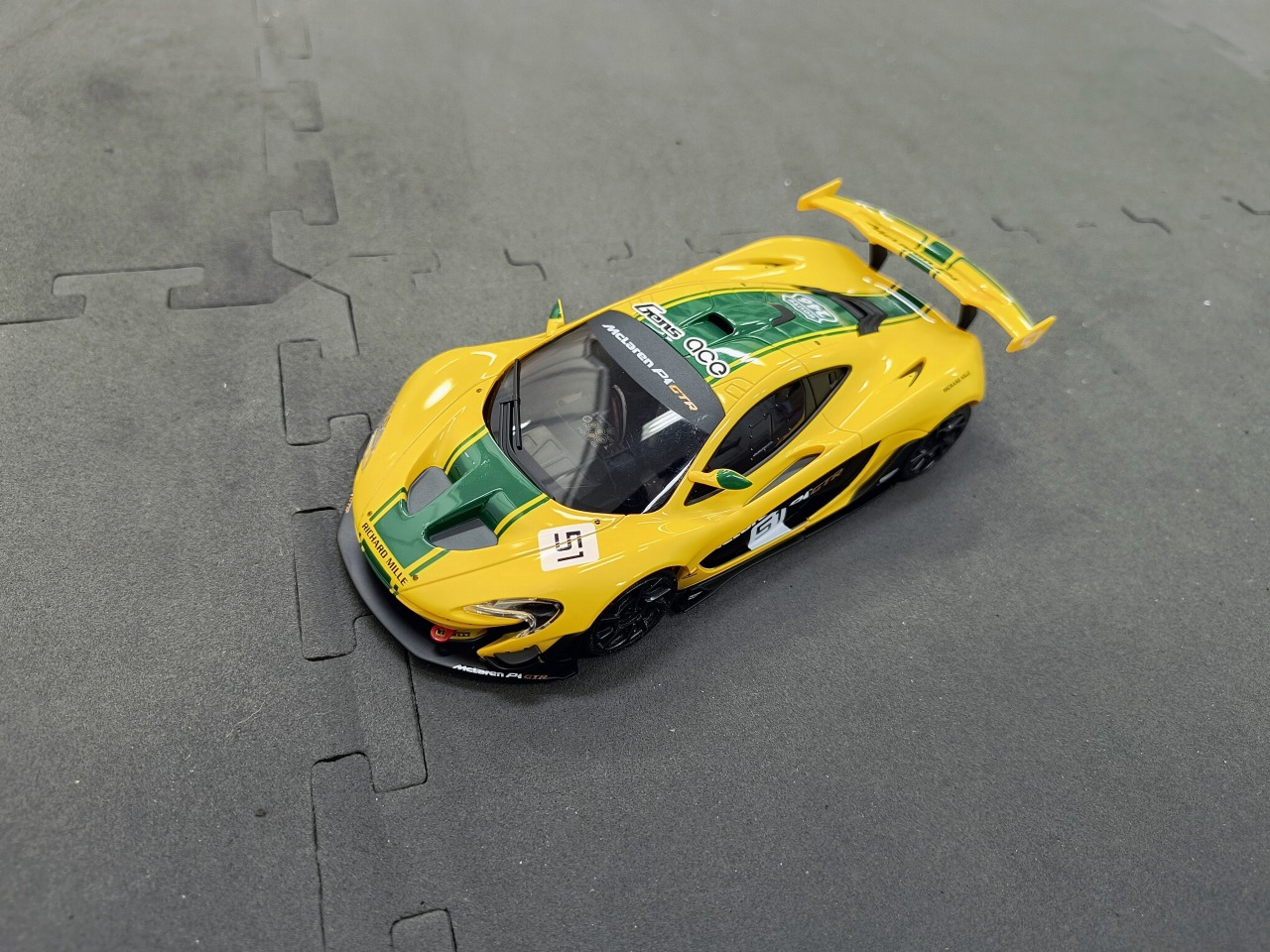 ミニッツ4x4用ベルトクローラーユニット キャタッピを紹介しています