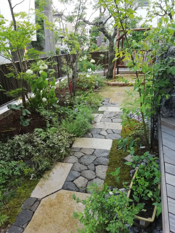 施工例 ウッドデッキと石張りテラス 戸建の庭 緑地管理 成城グリーン株式会社 施工例 ウッドデッキと石張りテラス 戸建の庭 緑地管理 成城グリーン株式会社