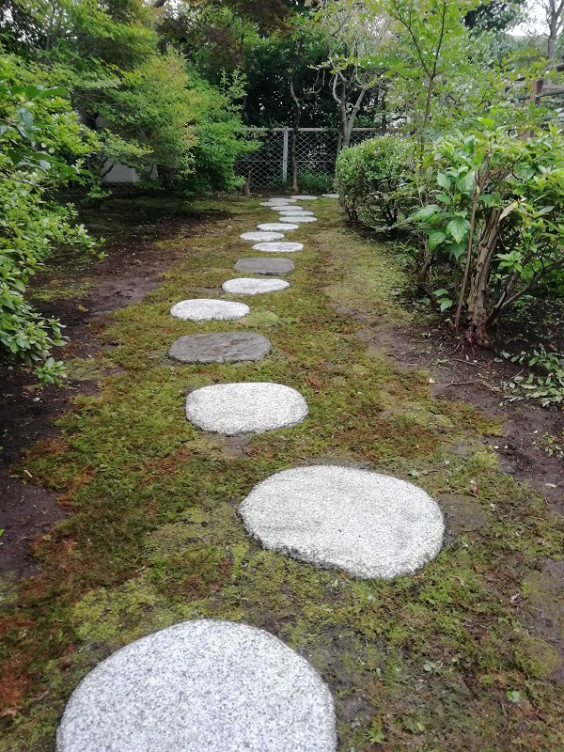 施工例 敷石 苔 芝張工事 成城 戸建の庭 緑地管理 成城グリーン株式会社