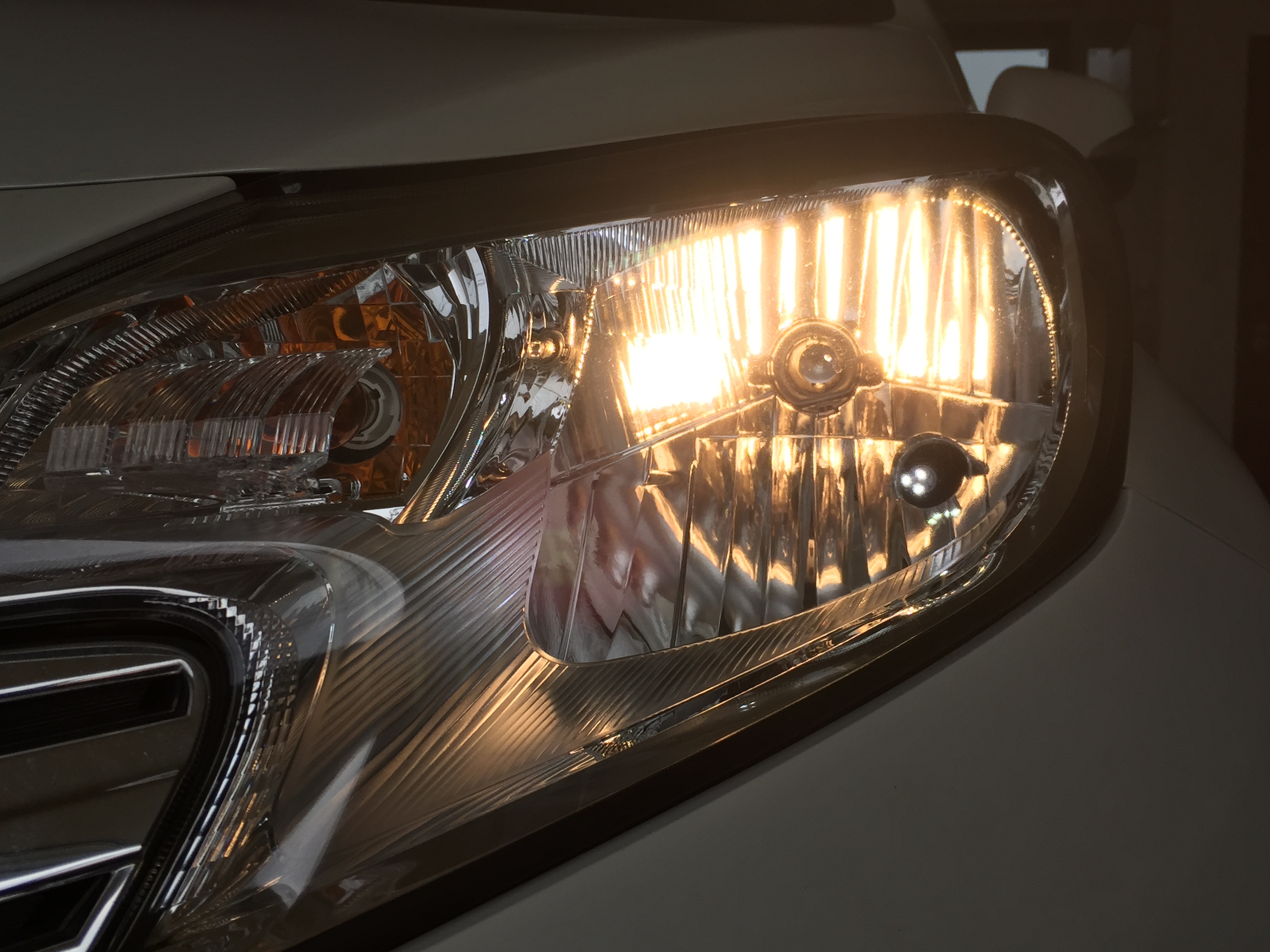 日産ノート HIDヘッドライトの取付 | GARAGE FLOW