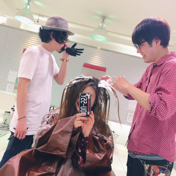 ザ夏 なヘアカラー ウィービングで作るハイライトのホイルワーク 北千住の美容室 スムーズ ディレクター工藤ユウキ くせ毛 ショートカット特化形美容師 ザ夏 なヘアカラー ウィービングで作るハイライトのホイルワーク 北千住の美容室 スムーズ ディレクター工藤ユウキ くせ毛 ショートカット特化形美容師