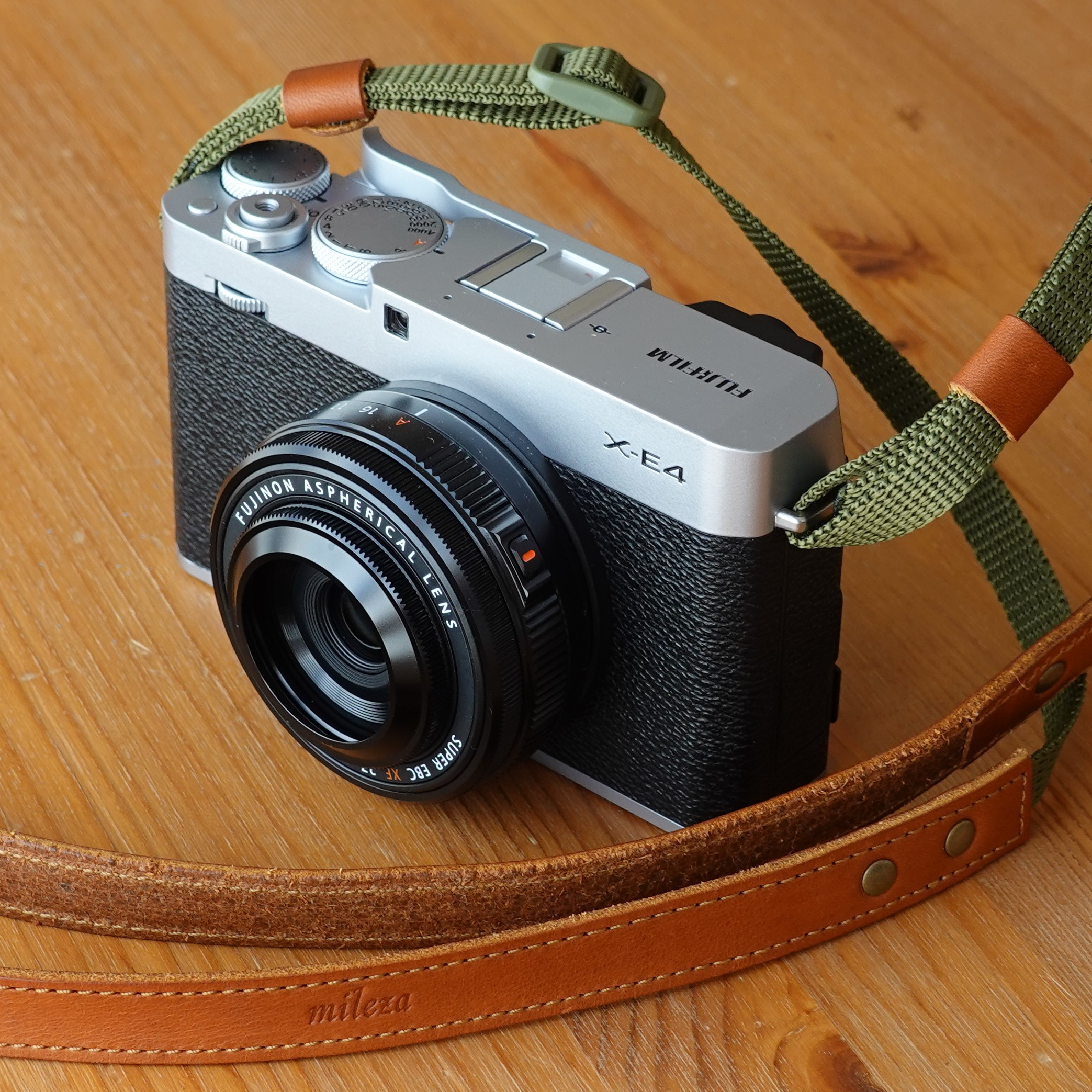使用例】Slimカメラストラップ（FUJIFILM X-E4） | MilezaWorks