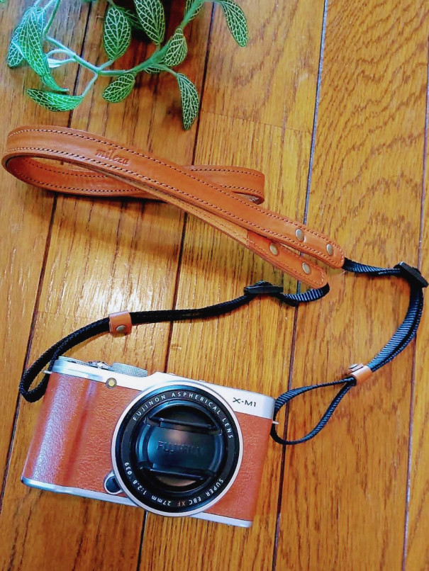 Fujifilm X-A5 ミラーレスカメラ 本体とストラップ （FUJIFILM X-A5 