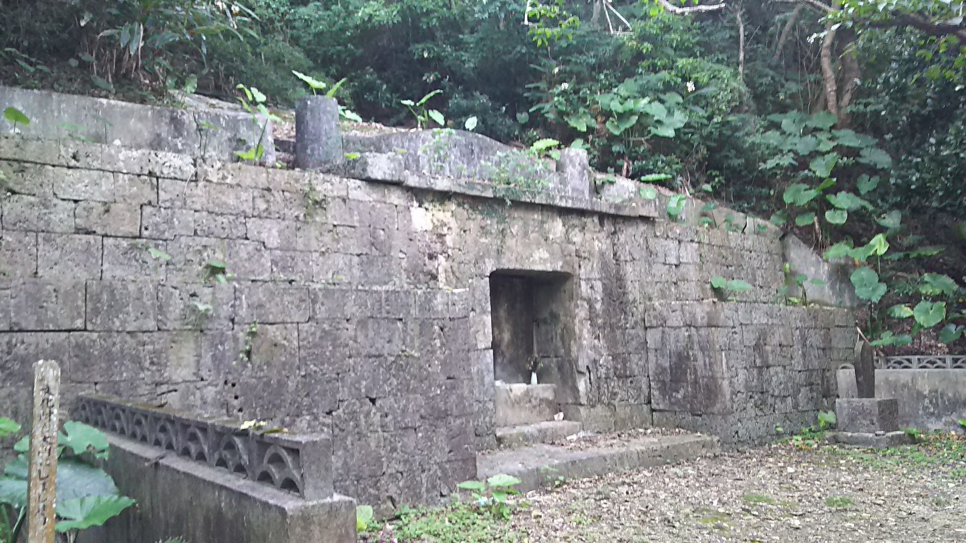 摩文仁家の墓 沖縄民報